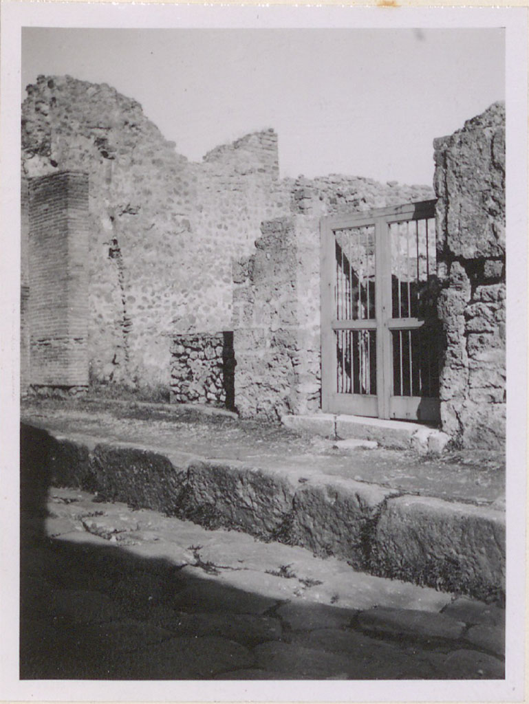 IX.1.7 Pompeii. Pre 1942. Entrance doorway on east side of Via Stabiana.
See Warscher, T. 1942. Catalogo illustrato degli affreschi del Museo Nazionale di Napoli.Sala LXXIX. Vol.1. Rome, Swedish Institute