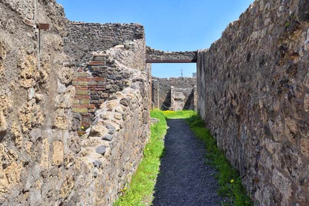 IX.1.7 Pompeii. April 2018. Looking east along entrance corridor. Photo courtesy of Ian Lycett-King. 
Use is subject to Creative Commons Attribution-NonCommercial License v.4 International.