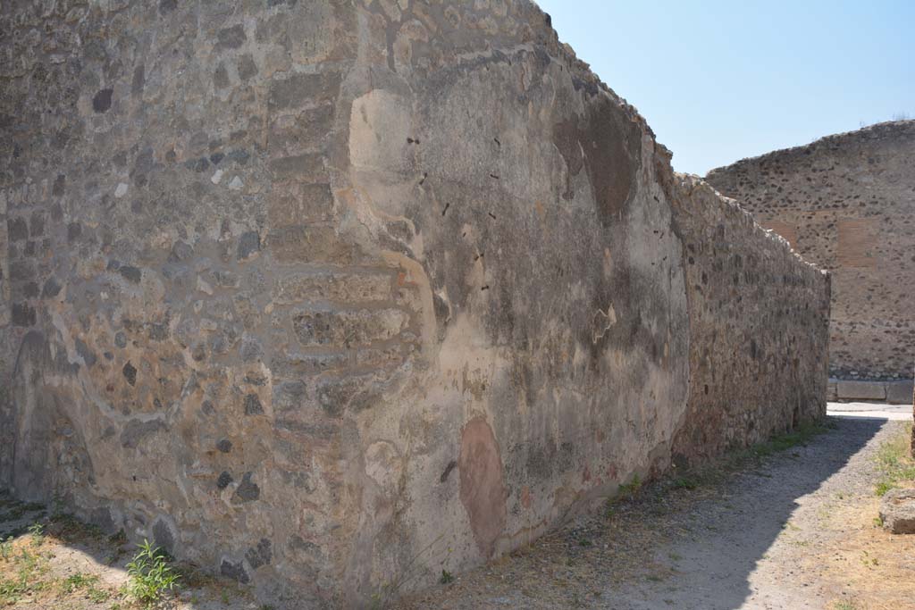 IX.1.7 Pompeii. July 2017. Looking west from atrium, along south wall of entrance corridor.
Foto Annette Haug, ERC Grant 681269 DÉCOR.