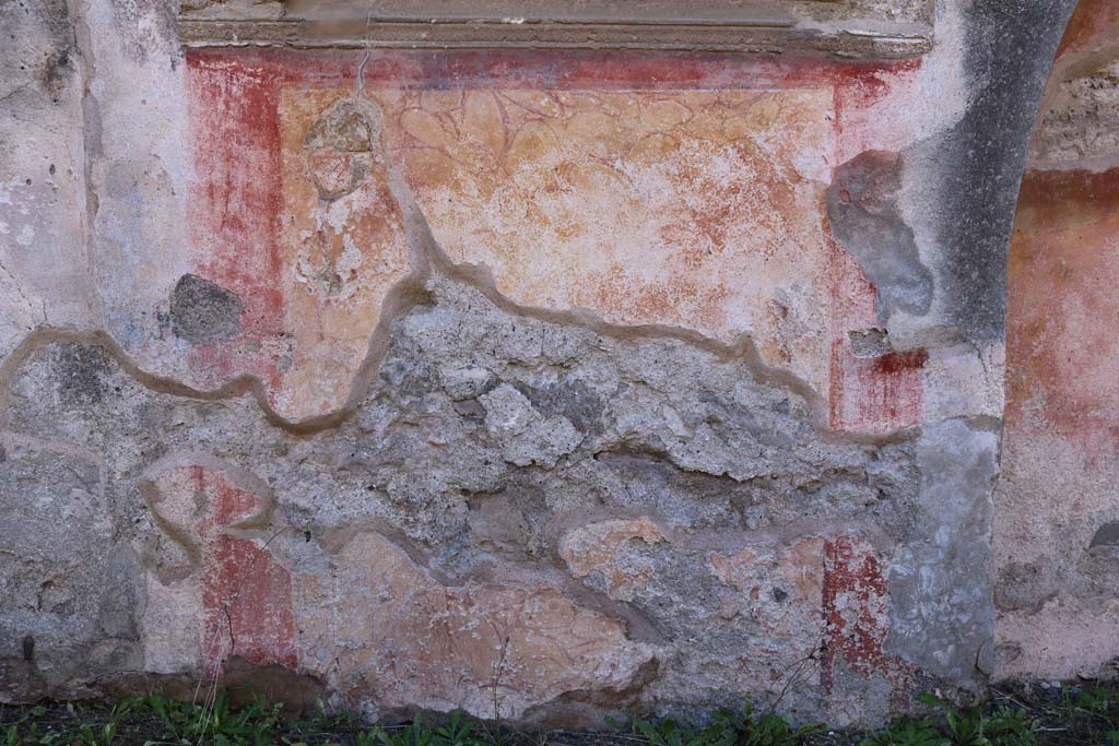 IX.1.7 Pompeii. December 2018. 
Under the heavy masonry ledge above the panel, it was painted to represent a block of red and yellow variegated marble, bordered in red.
Photo courtesy of Aude Durand.