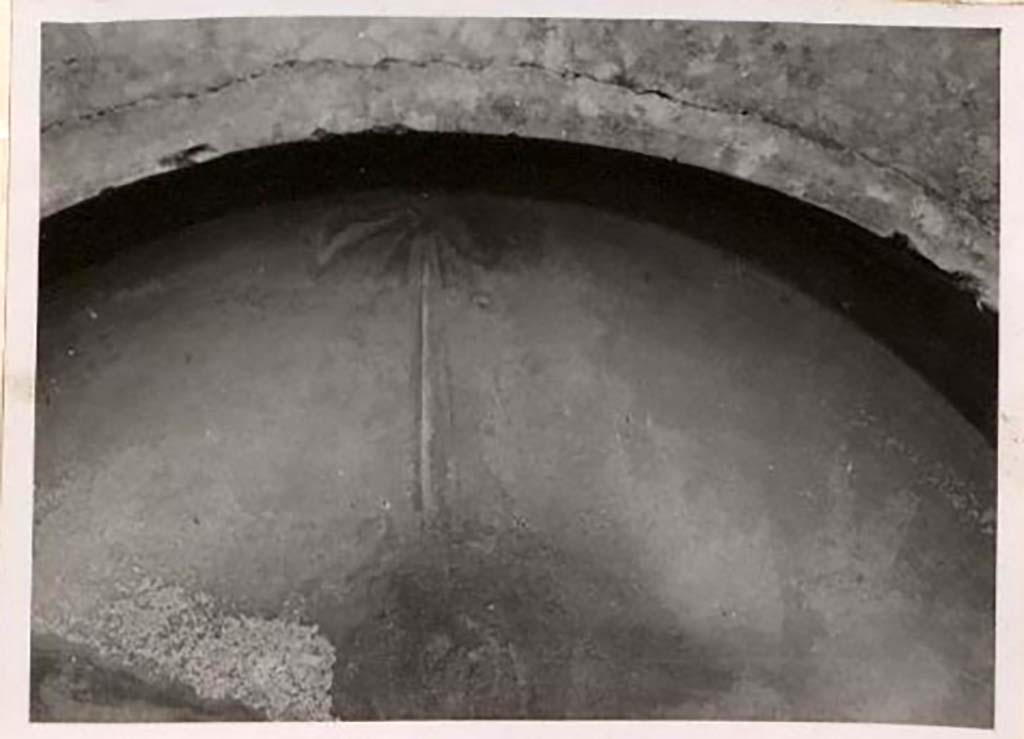 IX.1.7 Pompeii. Pre-1943. Detail from upper part of large arched niche. Photo by Tatiana Warscher.
Warscher wrote –
“A. Mau mentioned a representation of a vase/pot hanging in the niche. 
The vase has vanished; however its place can be seen as the ribbon of the bow which supported it, has been preserved.”
See Warscher, T. Codex Topographicus Pompeianus, IX.1. (1943), Swedish Institute, Rome. (no.28), p. 46.