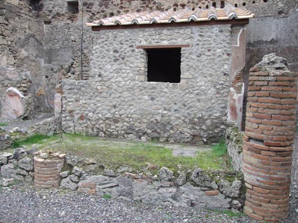 IX.1.12 Pompeii. December 2007. Looking east across peristyle area, from west portico near room with stairs. A fragment of wall plaster with graffito of gladiators was found from a wall in this peristyle. It showed on a faded red background, a scene of violent gladiatorial combat.
The two combatants, both wounded, throw away the shields and fight hand-to-hand. It was detached form the wall and is now held in the Pompeii storerooms. Inventory number: 20562. See IBM Catalogue, 1990-92. Rediscovering Pompeii. (p.155)
