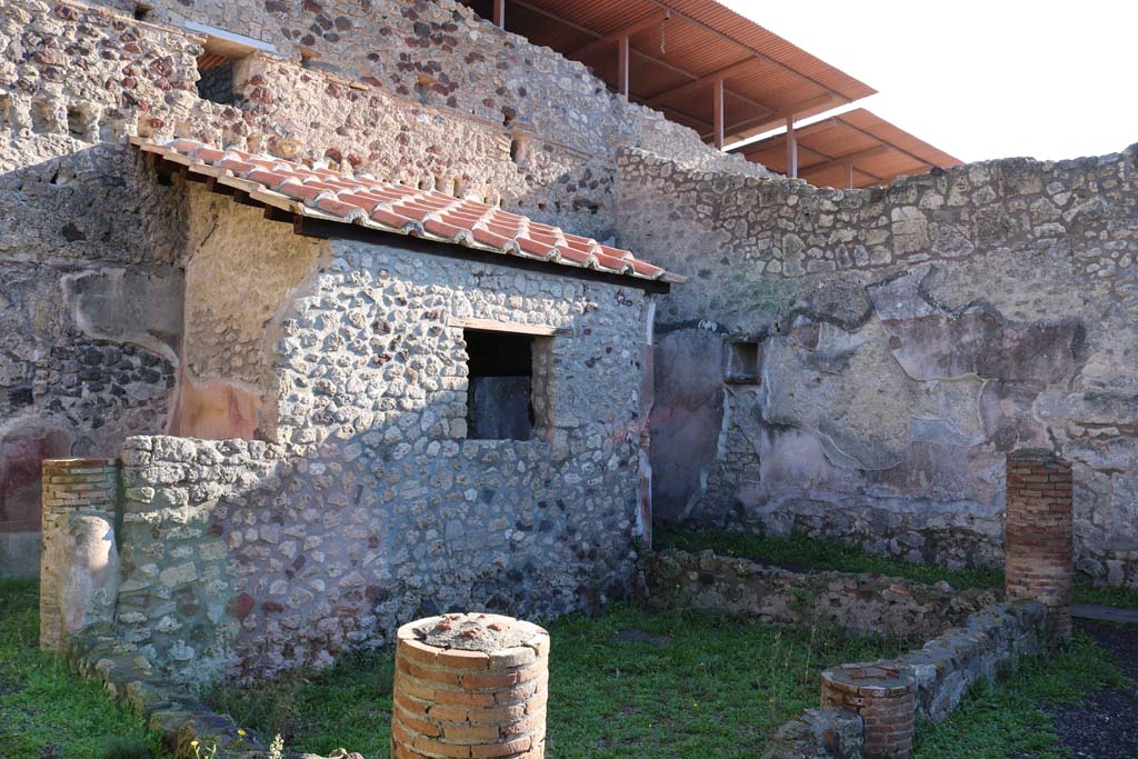IX.1.12 Pompeii. December 2018. 
Looking towards south portico of peristyle, with niche in south wall. Photo courtesy of Aude Durand.