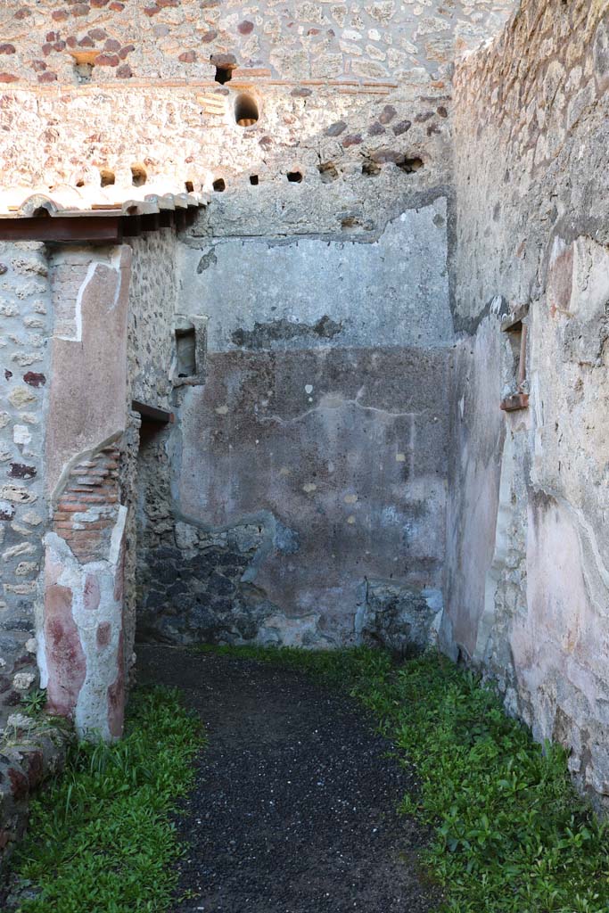 IX.1.12 Pompeii. December 2018. 
Looking east along south portico of peristyle. Photo courtesy of Aude Durand.
