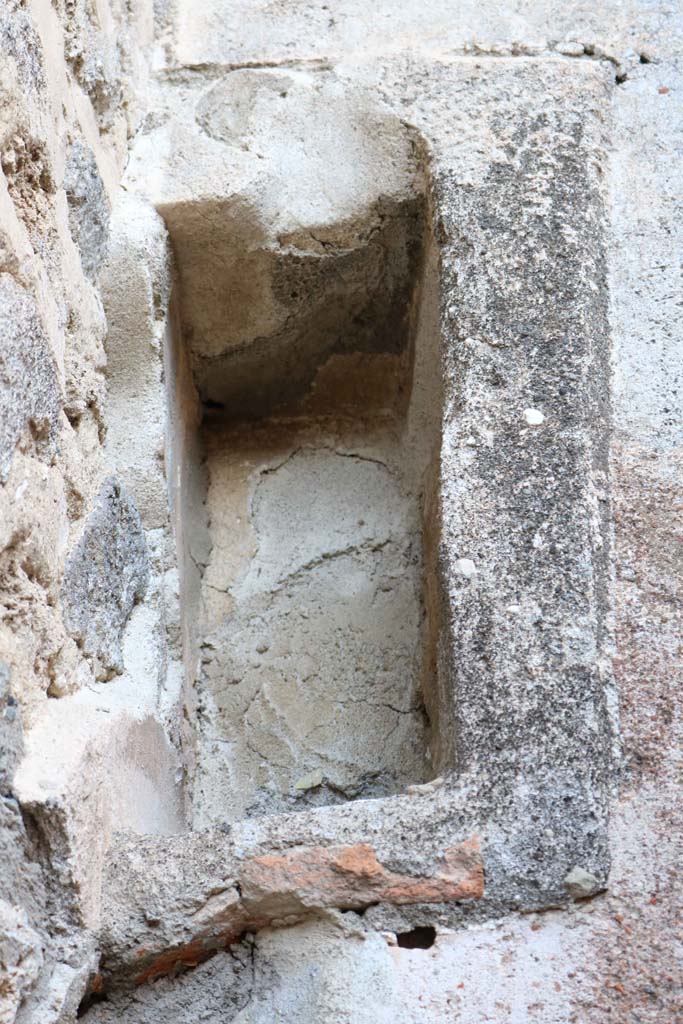 IX.1.12 Pompeii. December 2018. 
Recess on east wall above doorway to cubiculum on east side of peristyle. Photo courtesy of Aude Durand.