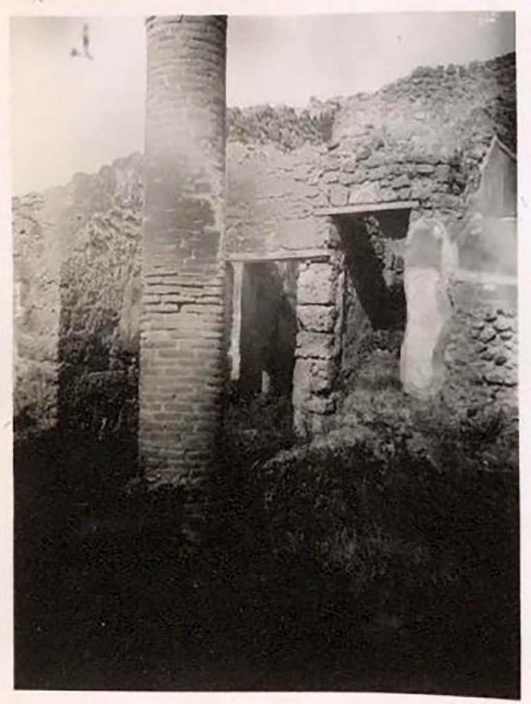 IX.1.12 Pompeii. Pre-1943. Photo by Tatiana Warscher.
Looking towards column on north-west side of peristyle, and doorways to corridor and stairs, at rear.
See Warscher, T. Codex Topographicus Pompeianus, IX.1. (1943), Swedish Institute, Rome. (no.50), p. 81.