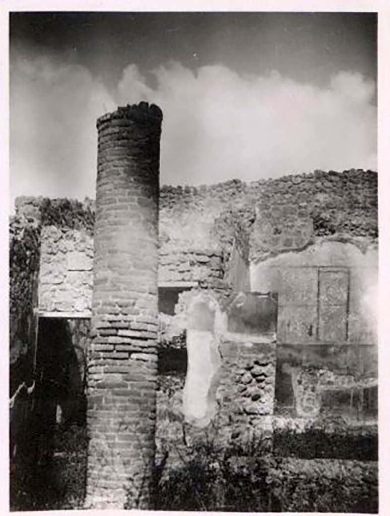 IX.1.12 Pompeii. Pre-1943. Photo by Tatiana Warscher.
Looking towards north wall of exedra/triclinium with remains of painted decoration. 
See Warscher, T. Codex Topographicus Pompeianus, IX.1. (1943), Swedish Institute, Rome. (no.51), p. 81.