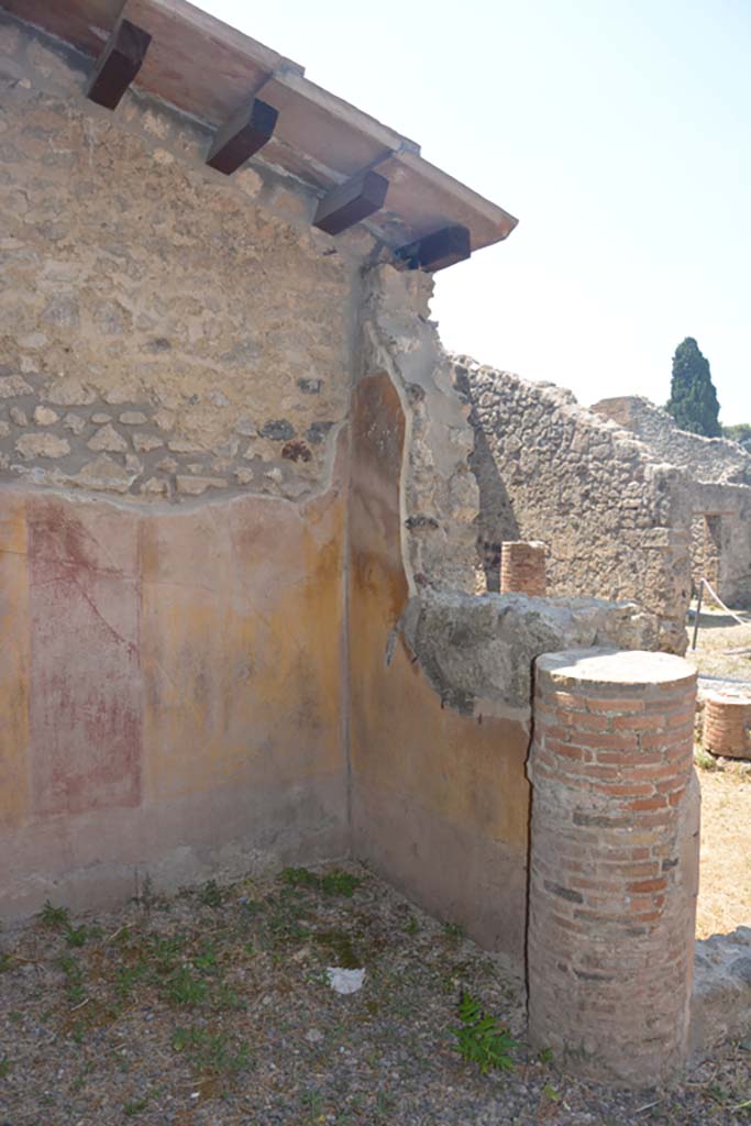 IX.1.12 Pompeii. July 2017. 
Looking towards south-west corner with column at doorway to peristyle.
Foto Annette Haug, ERC Grant 681269 DÉCOR.