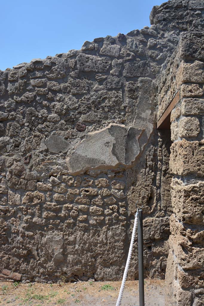 IX.1.12 Pompeii. July 2017. 
Remaining stucco on west wall near doorway to corridor on north side of peristyle.
Foto Annette Haug, ERC Grant 681269 DÉCOR.