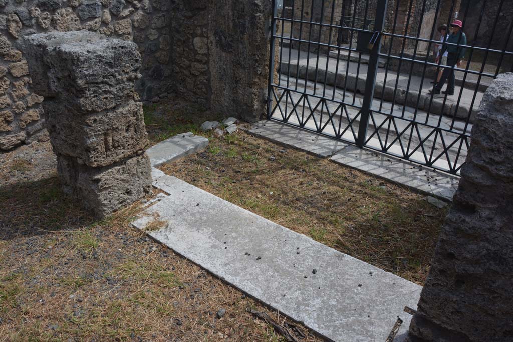 IX.1.20 Pompeii. September 2019. 
Looking south-east across entrance vestibule, with threshold into small lobby/room on east side of entrance doorway.
Foto Annette Haug, ERC Grant 681269 DÉCOR