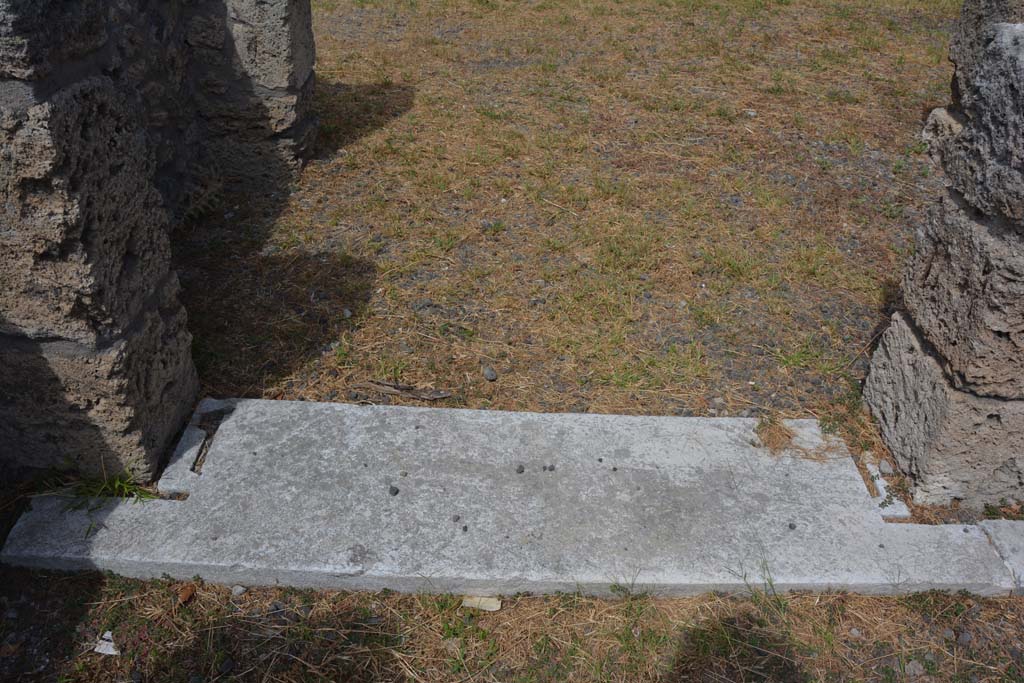IX.1.20 Pompeii. September 2019. Marble sill at entrance doorway, looking north. 
Foto Annette Haug, ERC Grant 681269 DÉCOR