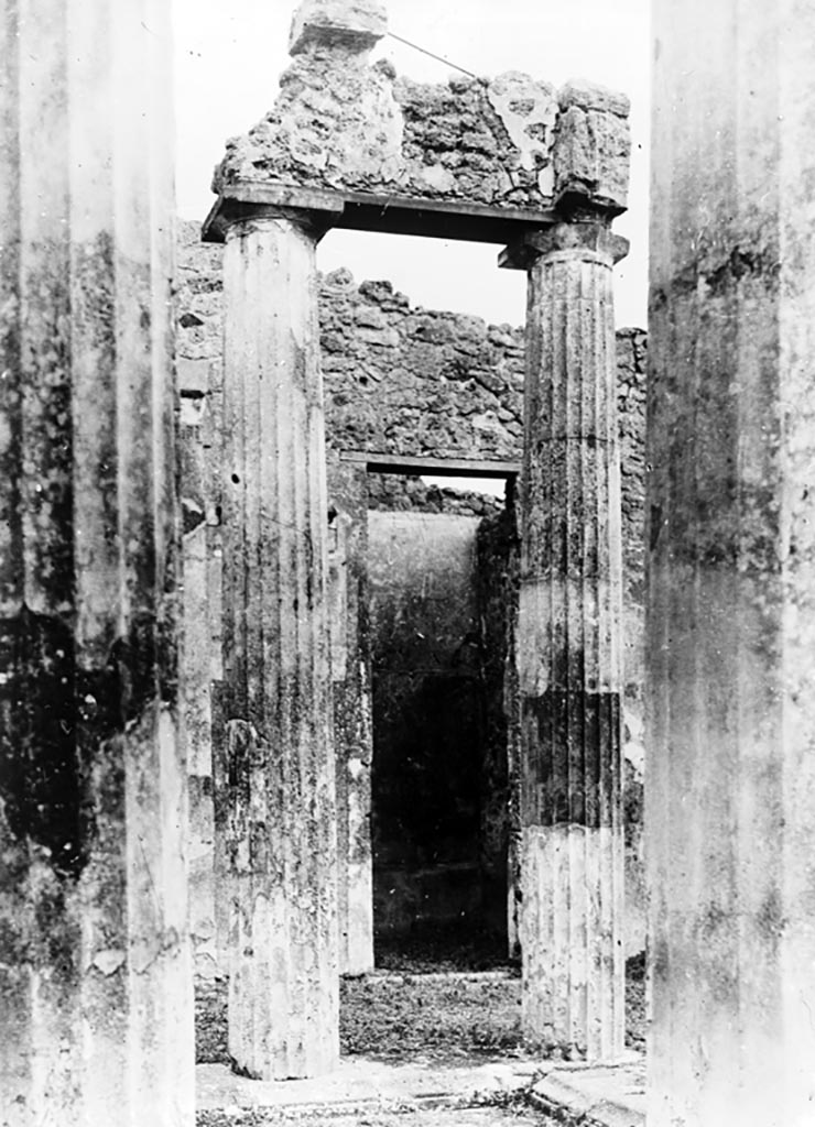 IX.1.20 Pompeii. W.335. Looking east across impluvium in atrium, towards doorway to room 5.
Photo by Tatiana Warscher. Warscher wrote that “only a small part of the epistyle remained.” 
Photo © Deutsches Archäologisches Institut, Abteilung Rom, Arkiv.