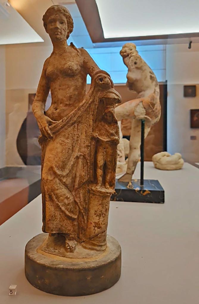 IX.1.20 Pompeii. October 2023. 
Marble statue of half-naked Venus leaning against an idol. Photo courtesy of Giuseppe Ciaramella. 
On display in “L’altra MANN” exhibition, October 2023, at Naples Archaeological Museum, inv. 109620.
According to D’Acunto - 
This was found in the lararium on the 19/02/1866. 
See Marmora Pompeiana nel Museo Archeologico Nazionale di Napoli: Studi della SAP 26, (p. 163, D05).
See Dwyer, E. J., 1982. Pompeian Domestic Sculpture: a Study of Five Pompeian Houses and their Contents. Roma: Bretschneider, tav.1, fig.202.