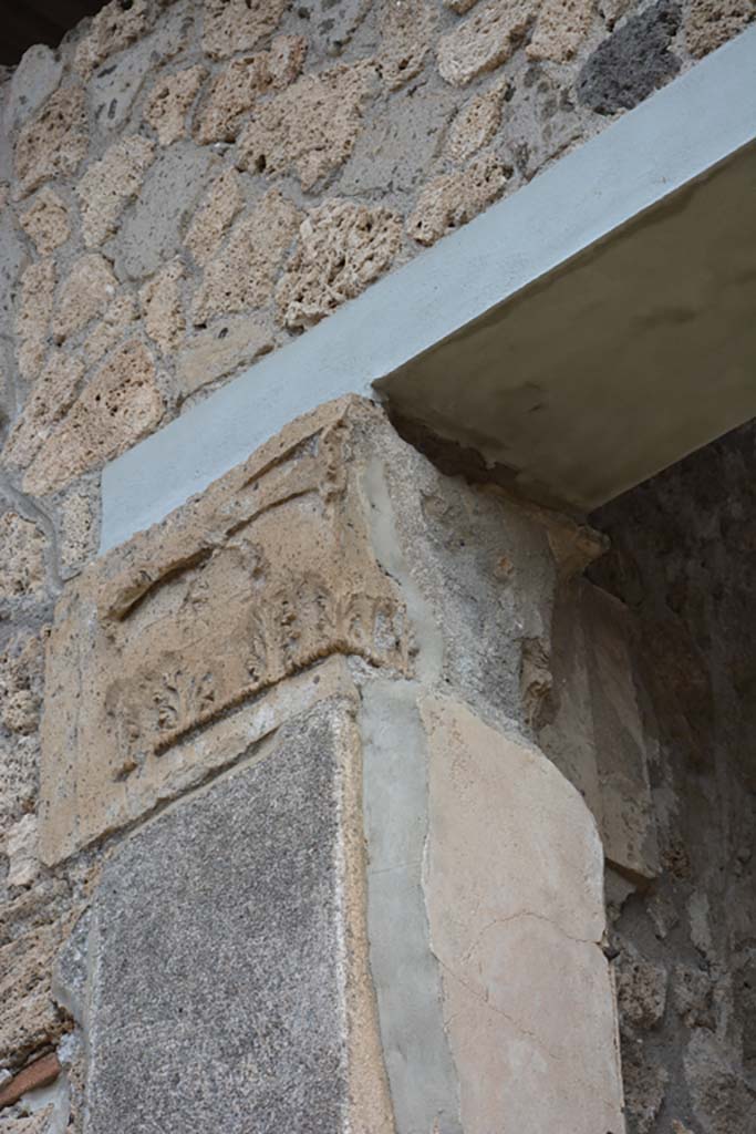 IX.1.20 Pompeii. September 2019.  Room 2, east side of atrium. 
Figured capital from north-eastern corner consisting of a bust above a band of acanthus (damaged).
Foto Annette Haug, ERC Grant 681269 DÉCOR