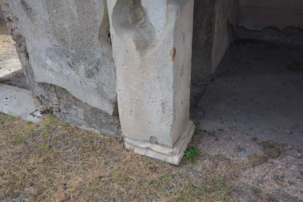 IX.1.20 Pompeii. September 2019. West ala 18, detail of lower south side of doorway. 
Foto Annette Haug, ERC Grant 681269 DÉCOR