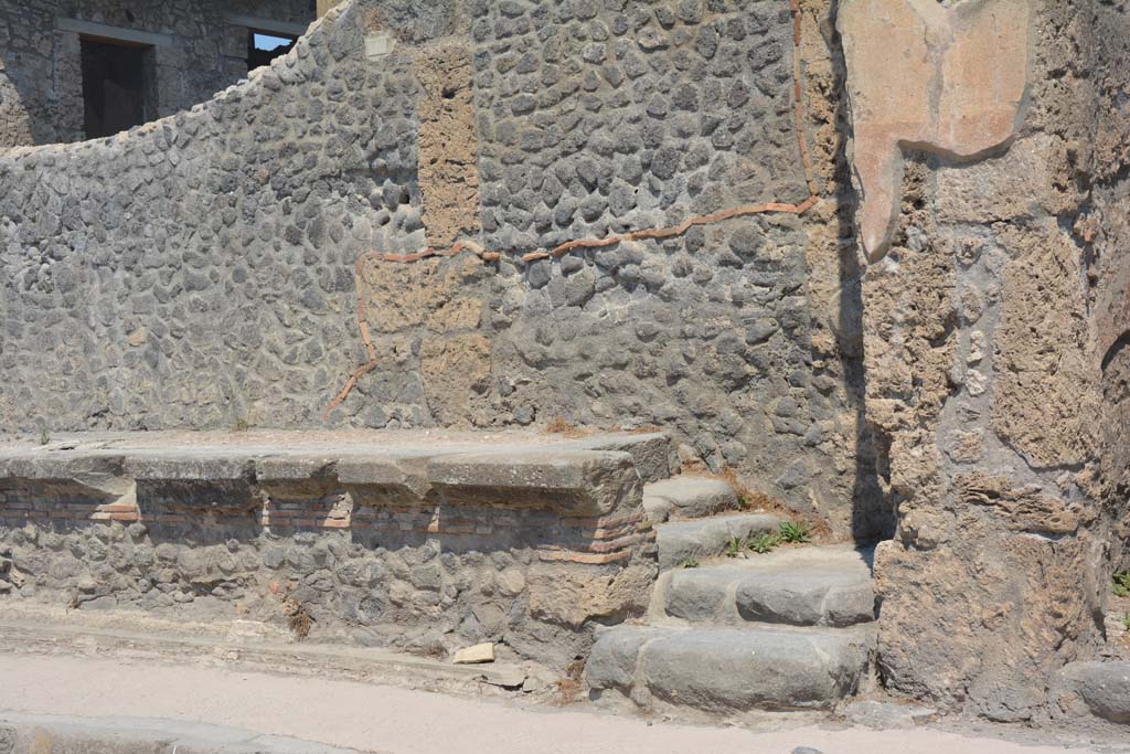 IX.1.20 Pompeii. July 2017. Detail of front façade and steps onto podium at east end. 
Foto Annette Haug, ERC Grant 681269 DÉCOR