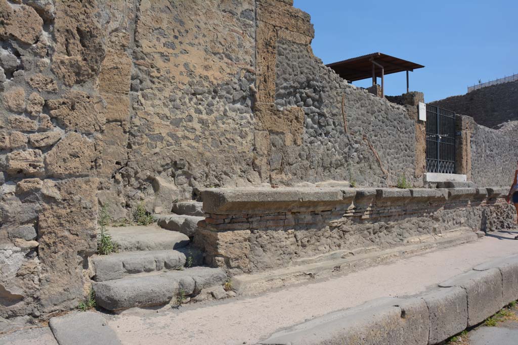 IX.1.20 Pompeii. July 2017. Front facade and podium on west side of entrance doorway. 
Foto Annette Haug, ERC Grant 681269 DÉCOR