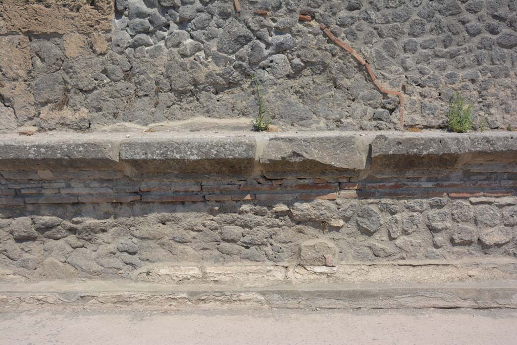 IX.1.20 Pompeii. July 2017. Detail from front facade on west side of entrance doorway. 
Foto Annette Haug, ERC Grant 681269 DÉCOR