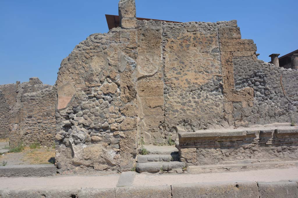 IX.1.20 Pompeii. July 2017. Pilaster at west end of podium between IX.1.19, on left, and podium for entrance, on right.  
Foto Annette Haug, ERC Grant 681269 DÉCOR