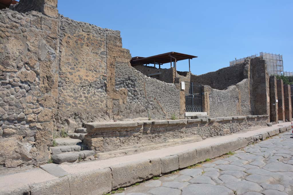 IX.1.20 Pompeii. July 2017. Looking east along entrance podium. 
Foto Annette Haug, ERC Grant 681269 DÉCOR