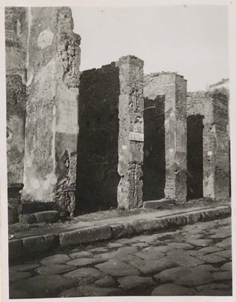 IX.1.21 Pompeii. Pre-1943. Looking towards entrance doorway, left of centre. Photo by Tatiana Warscher.
According to Fiorelli, (p.373), this was a shop with stairs at the rear, under which was the latrine.
See Warscher, T. Codex Topographicus Pompeianus, IX.1. (1943), Swedish Institute, Rome. (no.109), p. 189.
