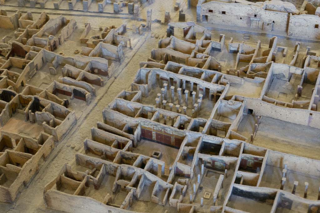 IX.1.22 Pompeii. July 2017. Looking towards the painted west wall of the atrium, lower centre.
Above this, in the centre, is the atrium of IX.1.20
From cork model in Naples Archaeological Museum.
Foto Annette Haug, ERC Grant 681269 DÉCOR.