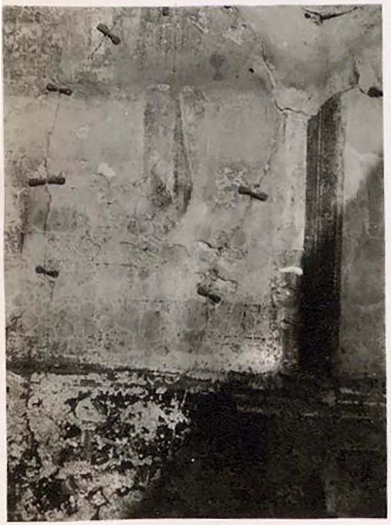 IX.1.22 Pompeii. Pre-1943. Room 7, painted decoration from side panel on east wall. Photo by Tatiana Warscher.
See Warscher, T. Codex Topographicus Pompeianus, IX.1. (1943), Swedish Institute, Rome. (no.122), p. 207.