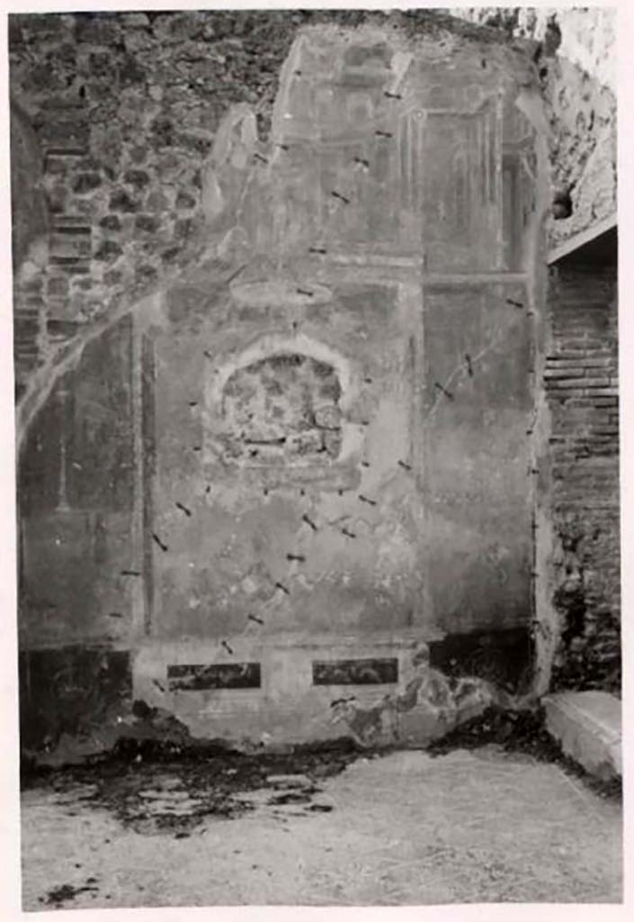 IX.1.22 Pompeii. Pre-1943. Room 7, west wall of tablinum. Photo by Tatiana Warscher.
See Warscher, T. Codex Topographicus Pompeianus, IX.1. (1943), Swedish Institute, Rome. (no.120), p. 205.