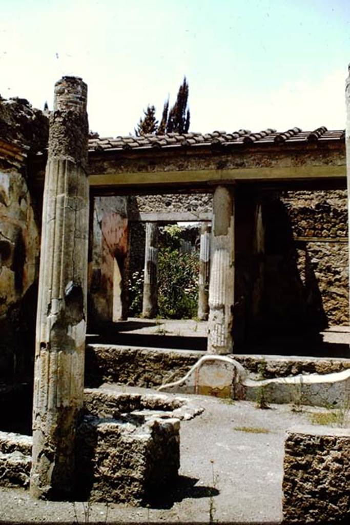 IX.1.22 Pompeii. 1966. Room 14, south side of first peristyle. Looking north-west. Photo by Stanley A. Jashemski.
Source: The Wilhelmina and Stanley A. Jashemski archive in the University of Maryland Library, Special Collections (See collection page) and made available under the Creative Commons Attribution-Non Commercial License v.4. See Licence and use details.
J66f0291