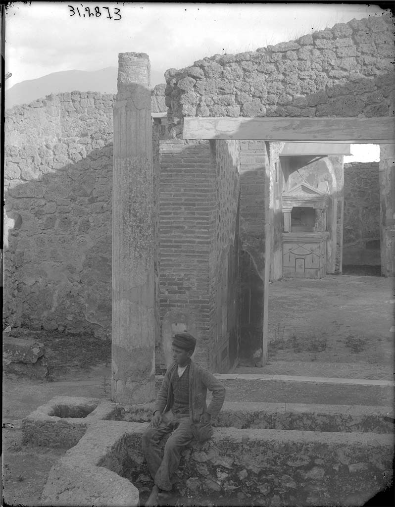 IX.1.22 Pompeii. Pre-1931 photo.
Looking towards south portico of pseudo-peristyle (our room 14), and across the tablinum to the atrium. 
DAIR 31.2873. Photo © Deutsches Archäologisches Institut, Abteilung Rom, Arkiv. 
See Warscher, T. Codex Topographicus Pompeianus, IX.1. (1943), Swedish Institute, Rome. (no.116), p. 200.