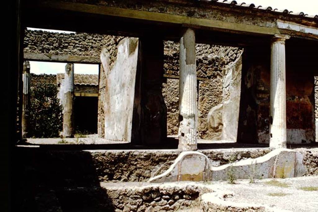 IX.1.22 Pompeii. 1966. Room 14, north side of first peristyle.  Photo by Stanley A. Jashemski.
Source: The Wilhelmina and Stanley A. Jashemski archive in the University of Maryland Library, Special Collections (See collection page) and made available under the Creative Commons Attribution-Non Commercial License v.4. See Licence and use details.
J66f0290