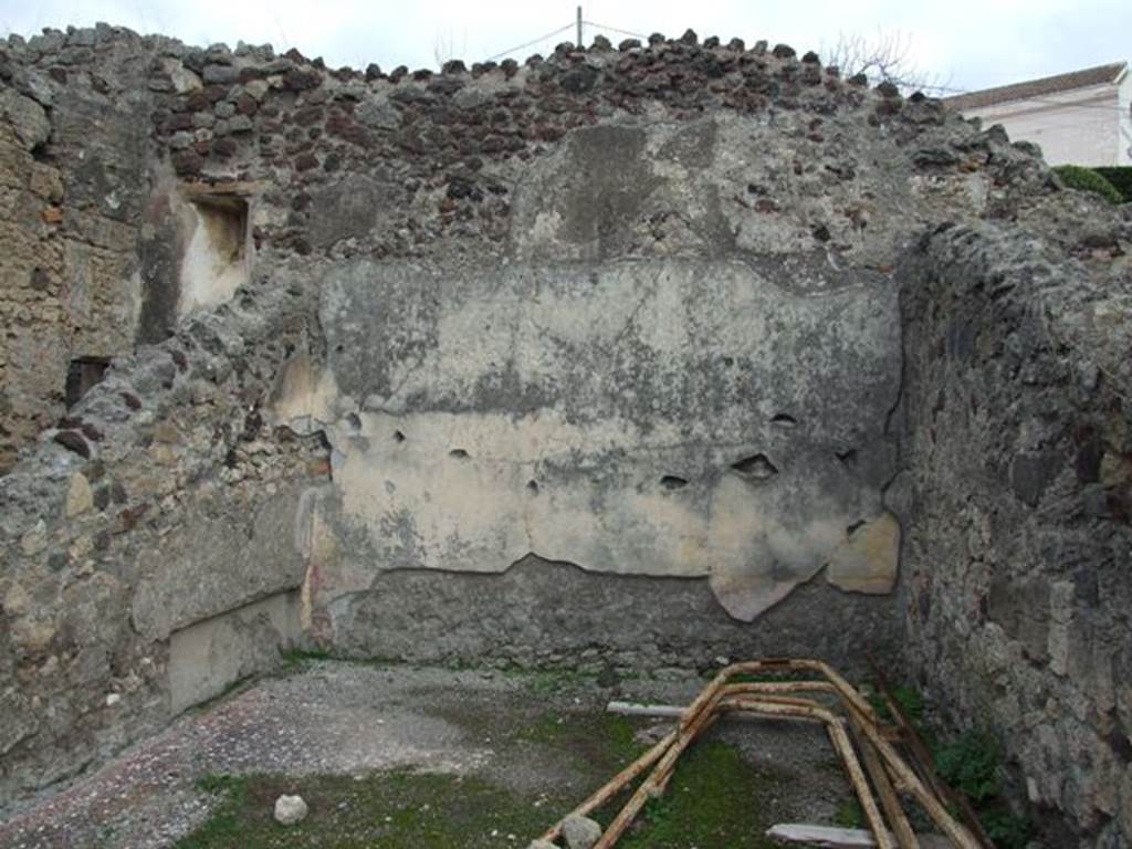 IX.1.22 Pompeii. December 2007. Room 13, looking east in exedra. According to Bragantini, the walls of this exedra would have had a purple dado and yellow middle zone.
See Bragantini, de Vos, Badoni, 1986. Pitture e Pavimenti di Pompei, Parte 3. Rome: ICCD. (p.403, esedra ‘r’)