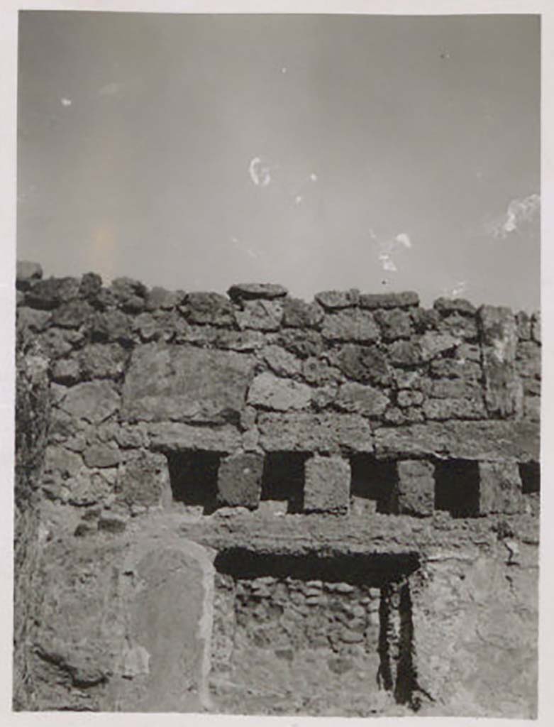 IX.1.22 Pompeii. Pre-1943. Room 17, window in east wall, with holes for support beams of an upper floor. 
The window would have been just under the ceiling. Photo by Tatiana Warscher.
See Warscher, T. Codex Topographicus Pompeianus, IX.1. (1943), Swedish Institute, Rome. (no.148), p. 258.
