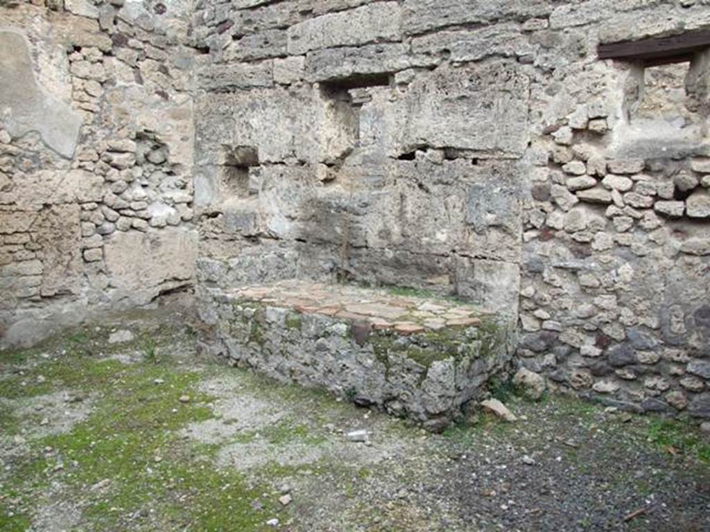 IX.1.22 Pompeii. December 2007. Room 18, kitchen with bench, and windows in east wall overlooking Vicolo di Tesmo.