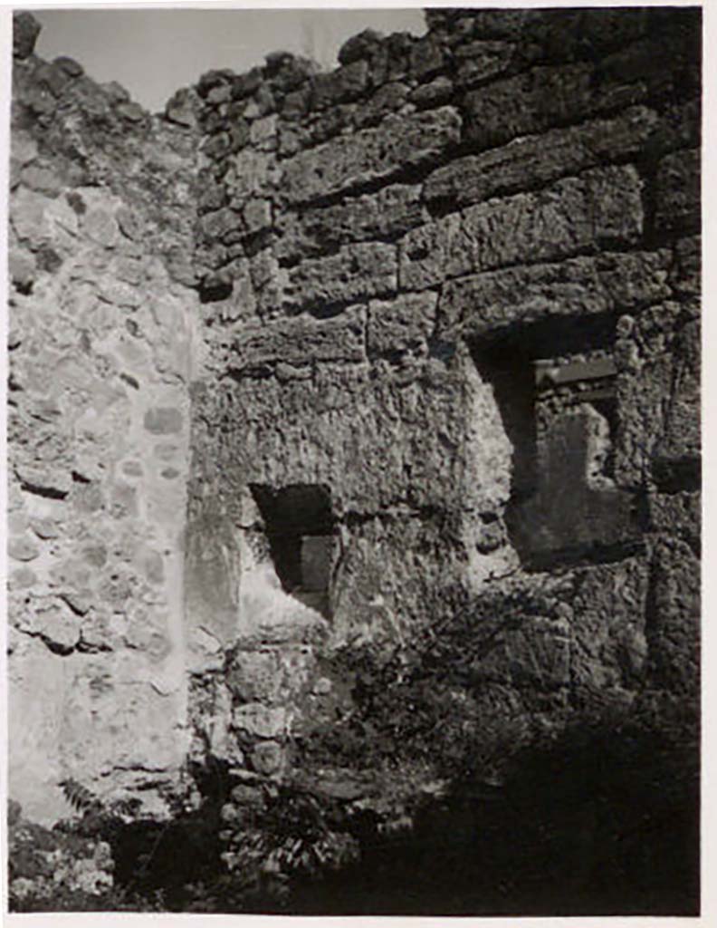 IX.1.22 Pompeii. Pre-1943. Room 18, windows in east wall in north-east corner of kitchen. Photo by Tatiana Warscher.
See Warscher, T. Codex Topographicus Pompeianus, IX.1. (1943), Swedish Institute, Rome. (no.150), p. 259.