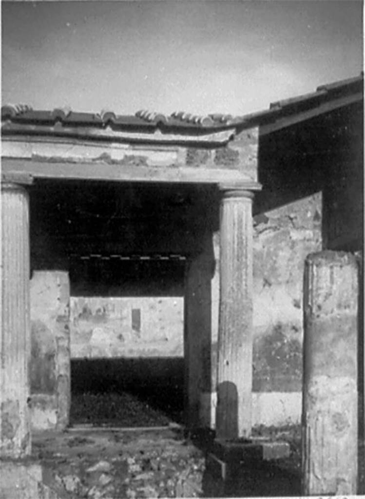IX.1.22 Pompeii. 1941 photo by Tatiana Warscher. Room 14, first peristyle.  
DAIR 79.1987. Photo © Deutsches Archäologisches Institut, Abteilung Rom, Arkiv. 
See http://arachne.uni-koeln.de/item/marbilderbestand/936457