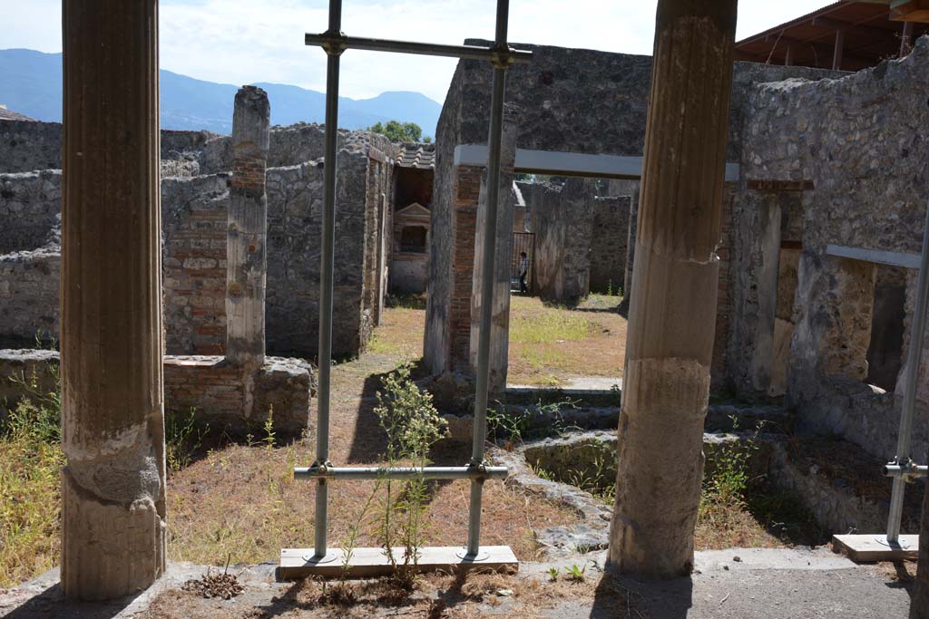 IX.1.22 Pompeii. September 2019. 
Room 14, north portico of first peristyle, looking south through tablinum towards atrium and entrance doorway.
Foto Annette Haug, ERC Grant 681269 DÉCOR