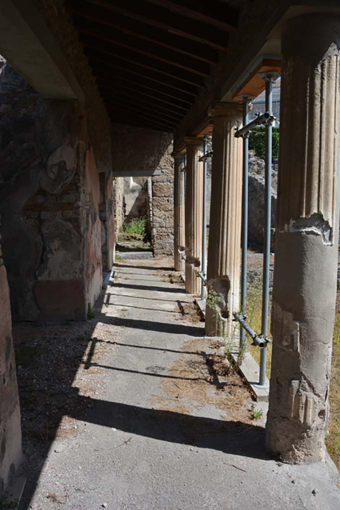 IX.1.22 Pompeii. September 2019. 
Room 14, first peristyle, looking east along north side in front of doorway to room 20.
Foto Annette Haug, ERC Grant 681269 DÉCOR