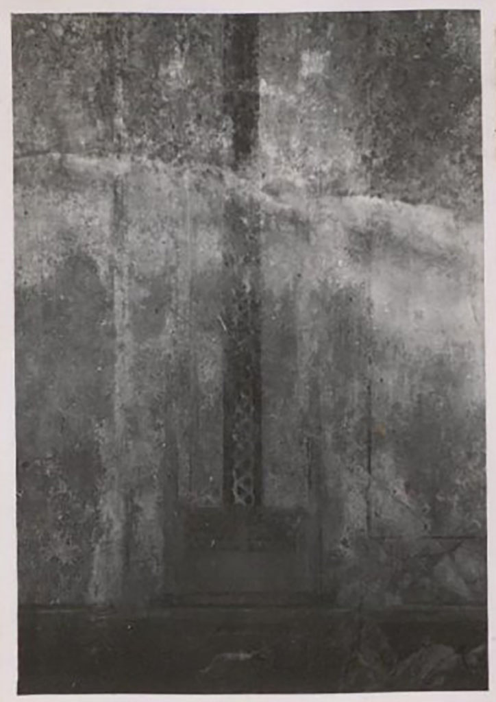 IX.1.22 Pompeii. Pre-1943. Room 22, south wall, detail of remains of painted decorations. 
Photo by Tatiana Warscher.
See Warscher, T. Codex Topographicus Pompeianus, IX.1. (1943), Swedish Institute, Rome. (no.126), p. 216.