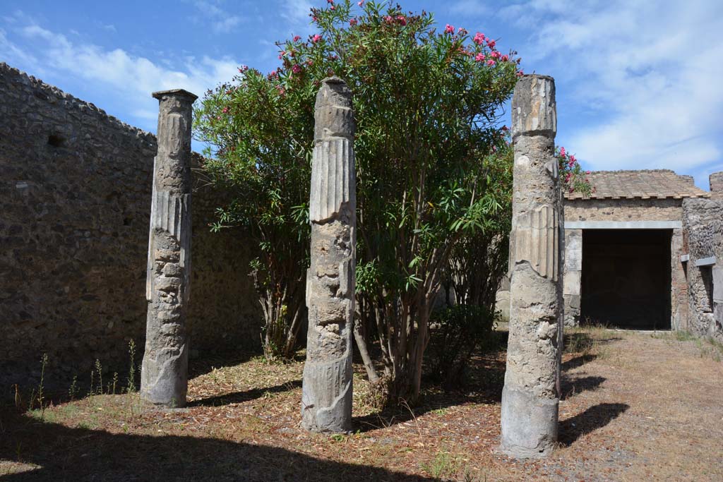 IX.1.22 Pompeii. September 2019. Looking north to second peristyle from room 21.  
Foto Annette Haug, ERC Grant 681269 DÉCOR