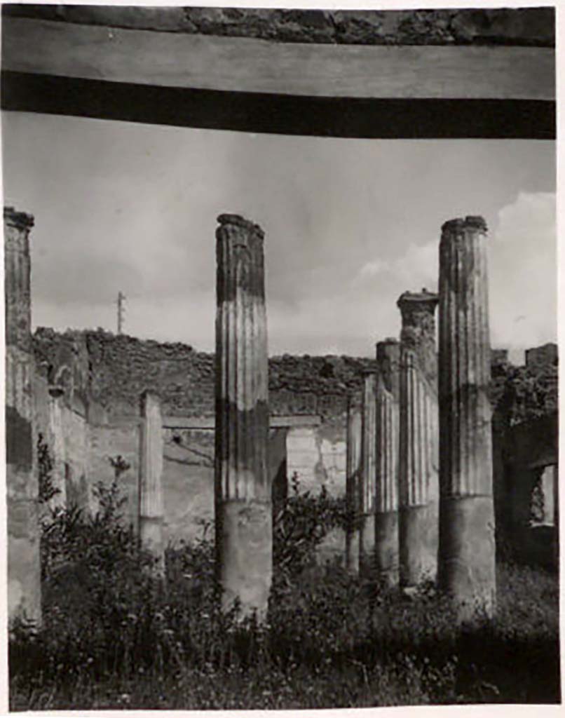 IX.1.22 Pompeii. Pre-1943. Room 21, looking north towards second peristyle. Photo by Tatiana Warscher.
See Warscher, T. Codex Topographicus Pompeianus, IX.1. (1943), Swedish Institute, Rome. (no.154), p. 267.