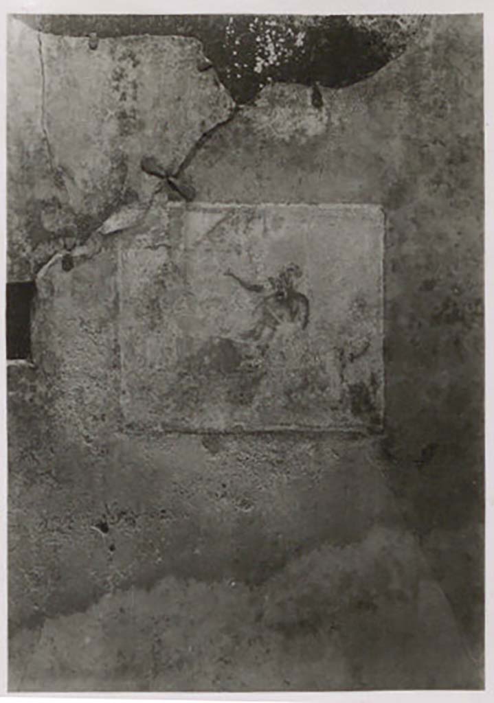 IX.1.22 Pompeii. Pre-1943. Room 23, remains of painting seen on east wall of the cubiculum. Photo by Tatiana Warscher.
See Warscher, T. Codex Topographicus Pompeianus, IX.1. (1943), Swedish Institute, Rome. (no.140), p. 241.