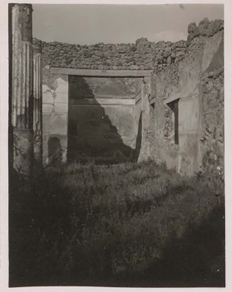 IX.1.22 Pompeii. Pre-1943. 
Room 24, looking north towards oecus/triclinium 25, along east side of second peristyle. Photo by Tatiana Warscher.
See Warscher, T. Codex Topographicus Pompeianus, IX.1. (1943), Swedish Institute, Rome. (no.155), p. 270.