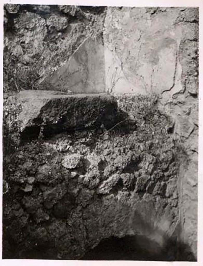 IX.1.22 Pompeii. Pre-1943. Upper room above arch with embedded puteal in floor. Photo by Tatiana Warscher.
Warscher described it as “a piece of square tufa with a wide round opening”.  
This opening would allow water to be drawn up through the cistern mouth on the lower floor, via the opening above it directly to the upper floor.
See Warscher, T. Codex Topographicus Pompeianus, IX.1. (1943), Swedish Institute, Rome. (no.159), p. 275.
