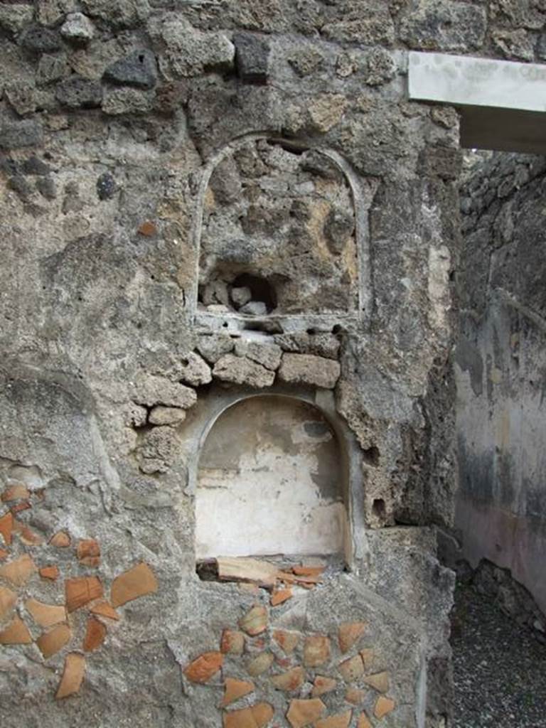 IX.1.22 Pompeii. December 2007.  Room 27, second atrium.  Two niches, the upper niche is filled in.