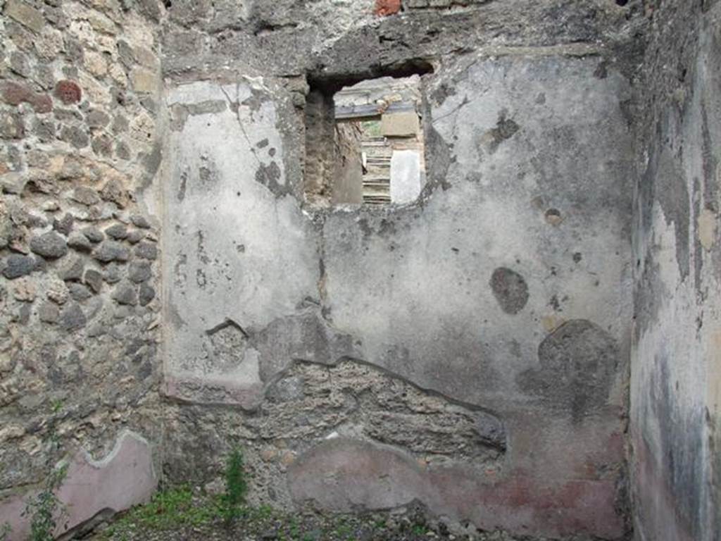 IX.1.22 Pompeii. December 2007. Room 31, room with window to Vicolo di Tesmo. According to Bragantini, the walls of this rooms would have had a red dado. The middle zone of the walls would have been white.
See Bragantini, de Vos, Badoni, 1986. Pitture e Pavimenti di Pompei, Parte 3. Rome: ICCD. (p.396, cubicolo ‘f/’)