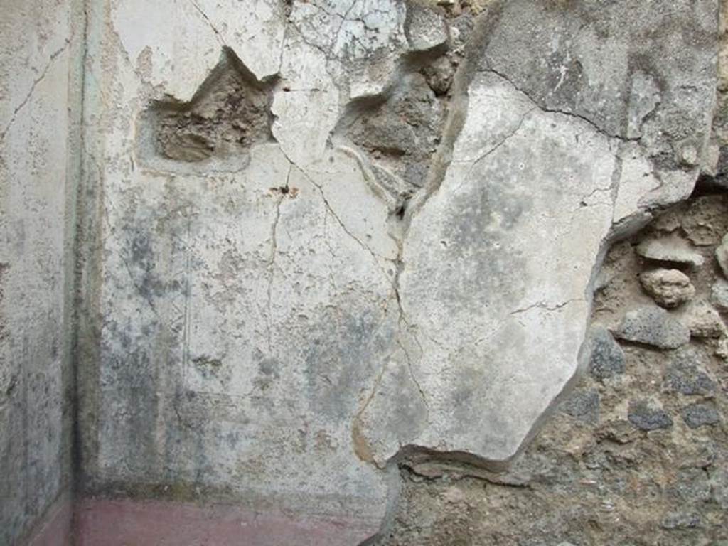 IX.1.22 Pompeii. December 2007. Room 31, cubiculum with window to Vicolo di Tesmo.
The wall was described as having a red dado, a white middle zone divided into panels with a border, separated by narrow yellow divisions.
