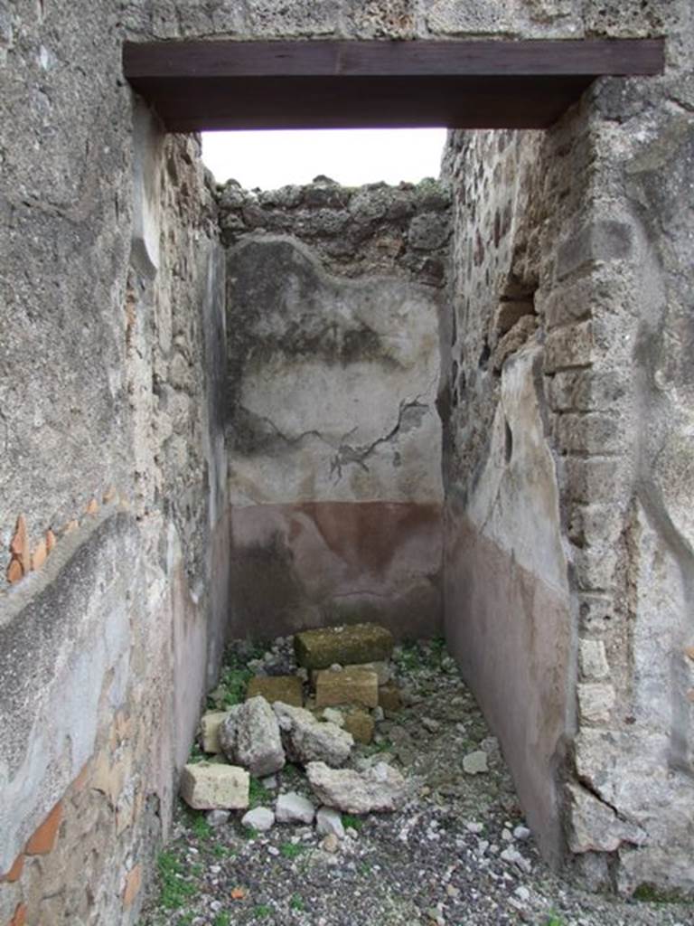 IX.1.22 Pompeii. December 2007. Alcove to west of room 32. This narrow storeroom/cupboard had a high red dado, and a white middle zone to the walls.