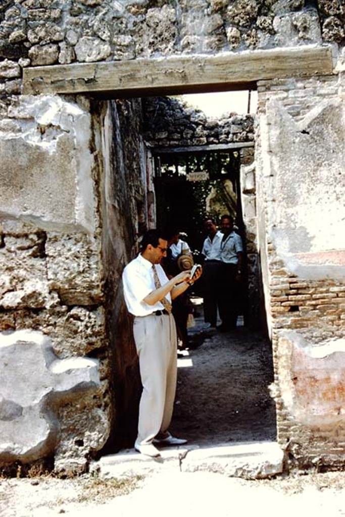 IX.1.26 Pompeii. 1961. Looking north through entrance doorway, when it was a “Direzione” office. Photo by Stanley A. Jashemski.
Source: The Wilhelmina and Stanley A. Jashemski archive in the University of Maryland Library, Special Collections (See collection page) and made available under the Creative Commons Attribution-Non Commercial License v.4. See Licence and use details.
J61f0865