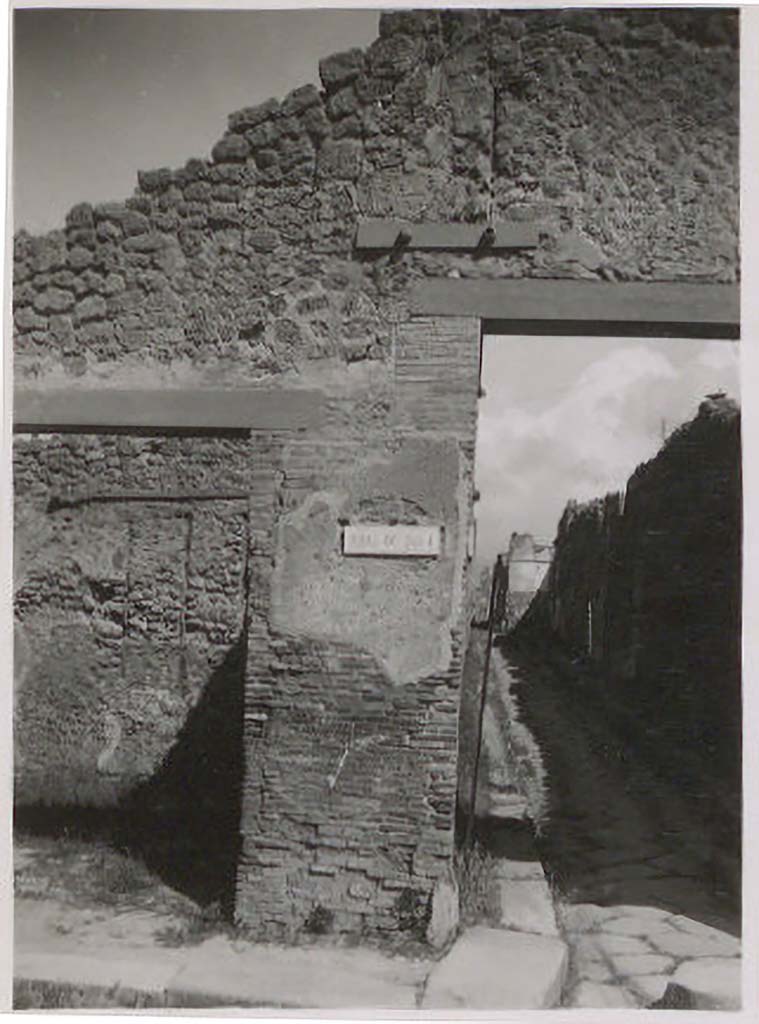 IX.1.27 Pompeii. Pre-1943. Looking north to pilaster on east side of entrance, with Vicolo di Tesmo, on right. 
Photo by Tatiana Warscher.
See Warscher, T. Codex Topographicus Pompeianus, IX.1. (1943), Swedish Institute, Rome. (no.143), p. 249.